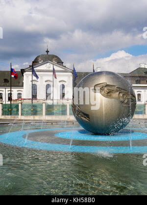 Grassalkovich Palast und Brunnen in Hodzovo nam., Bratislava, Bratislavsky kraj, Slowakei, Europa Stockfoto