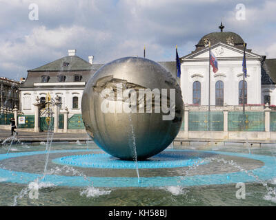 Grassalkovich Palast und Brunnen in Hodzovo nam., Bratislava, Bratislavsky kraj, Slowakei, Europa Stockfoto