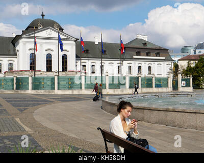 Frau mit Handy, Grassalkovich Palast und Brunnen in Hodzovo nam., Bratislava, Bratislavsky kraj, Slowakei, Europa Stockfoto