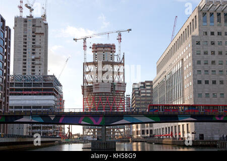 Docklands Light Railway und der neuen Gebäude im Bau am Heron Quays, Canary Wharf, London Stockfoto