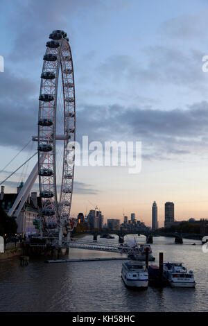 London Eye und die Themse entlang in der Dämmerung anzeigen Stockfoto