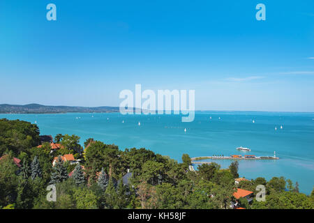 Blick auf den Balaton mit Schiffen aus Tihany, Ungarn Stockfoto