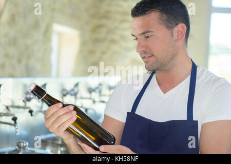 Portrait Of Happy Brauer Holding ein Bier Flasche Stockfoto