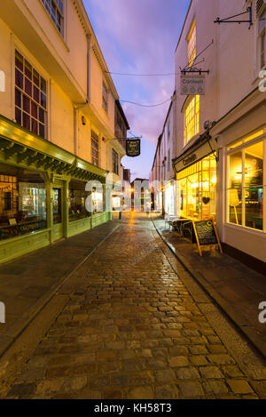 Dämmerung auf Sun Street, einem traditionellen gepflasterten Straße in der historischen Stadt Canterbury Stockfoto