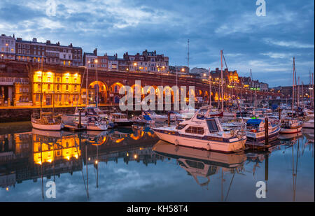 Die Royal Harbour Marina Ramsgate auf der Küste von Kent, bei Einbruch der Dunkelheit beleuchtet. Stockfoto