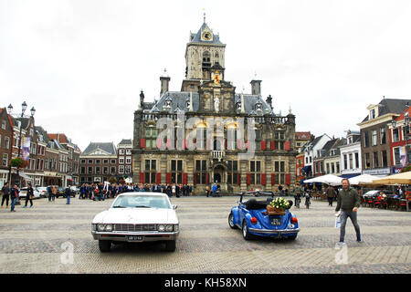 Hochzeit Autos und Hochzeiten vor dem Rathaus in der Altstadt von Delft, Niederlande Stockfoto