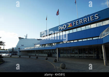 Abendlicht auf der P&O Fähre Terminal Europoort, Niederlande, mit der P&O North Sea Fähre Pride of Rotterdam neben Stockfoto