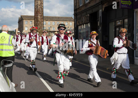 Leeds Morris Men in der Prozession am 2017 Sowerby Bridge Rushbearing Festival Stockfoto