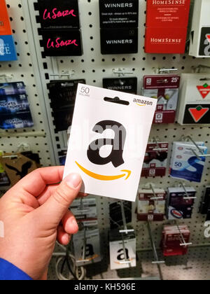 Montreal, Kanada - 7 November, 2017: 50 Dollar amazon Gift Card in eine Hand auf Geschenkkarten Hintergrund. Amazon ist eine US-amerikanische Electronic Commerce und Clou Stockfoto