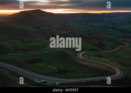 Die kurvenreiche Straße von mam Tor in Derbyshire zu edale, England Stockfoto