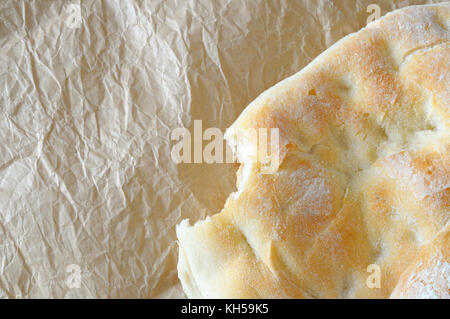 Frisches Brot mit dem Zeichen des einen Bissen, Ansicht von oben, kopieren. Stockfoto