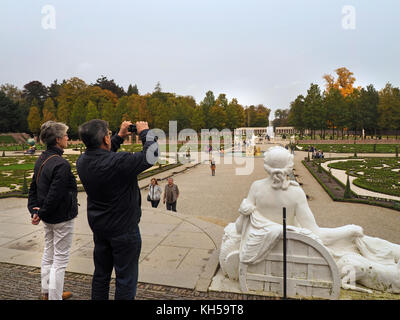 Der Palast Het Loo der niederländischen Königsfamilie ist offen für die Öffentlichkeit, einschließlich der herrlichen Gärten. Apeldoorn, Gelderland, Niederlande. Stockfoto