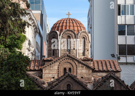 Panaghia kapnikarea Kirche auf Ermou Straße in Athen, Griechenland. Es ist eines der berühmtesten Wahrzeichen der griechisch-orthodoxen Kirche in der Mitte des Stockfoto