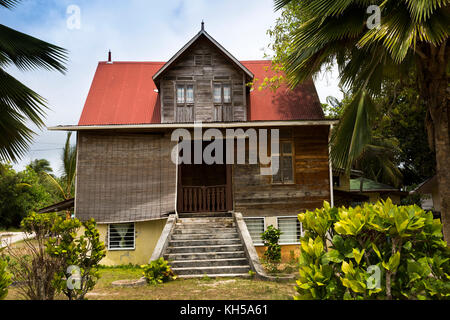 Die Seychellen, La Digue, La Passe, alte Holzhaus mit Dachfenster und Wellblechdach Stockfoto