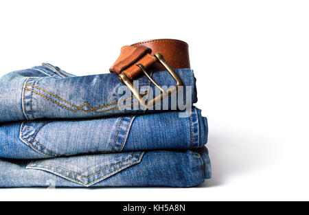 Stapel der graue Jeans auf weißem Hintergrund Stockfoto