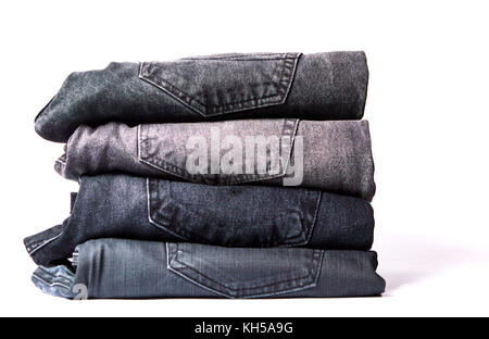 Stapel der graue Jeans auf weißem Hintergrund Stockfoto