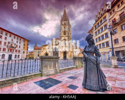 Kathedrale von San Salvador und die Statue von La Regenta. Oviedo, Asturien, Spanien. Stockfoto