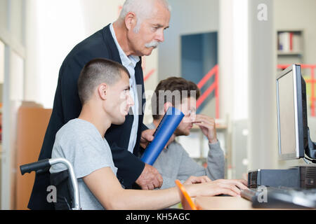 Lächelnd behinderte männliche Studenten Stockfoto