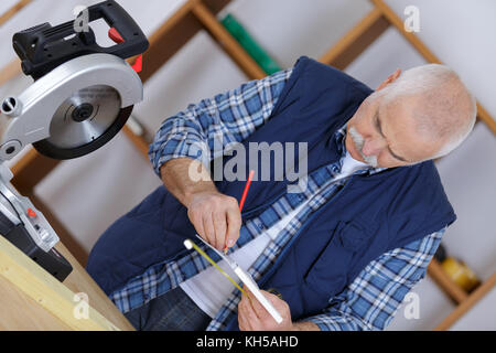 Gerne ältere männliche Tischler in Werkstatt Stockfoto