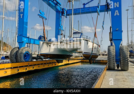 Cruising Katamaran von Marina Bootskran aus dem Wasser gehoben werden... Stockfoto