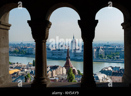 Budapest und des ungarischen Parlaments, durch den Bogen der Fischerbastei - Ungarn Stockfoto