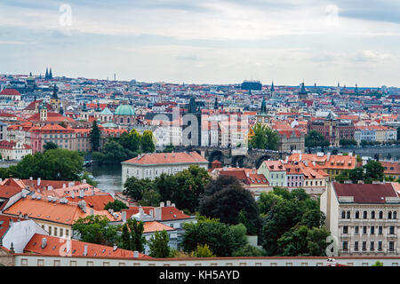 Die Karlsbrücke, die Sankt Nicolas Kirche und die Dächer von Prag Stockfoto