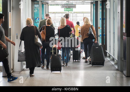 Die Menschen verlassen den Flughafen Stansted aus Internationale Ankünfte Stockfoto