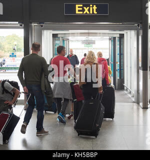 Die Menschen verlassen den Flughafen Stansted über Ausfahrt aus der internationalen Ankünfte Stockfoto