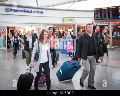 Die Menschen in Großbritannien, die über internationale Ankünfte am Flughafen Stansted Stockfoto