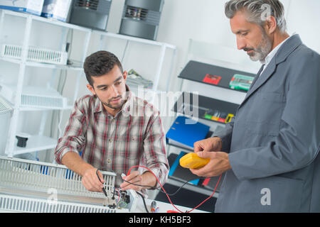 Manager über ein elektronisches Messgerät Stockfoto
