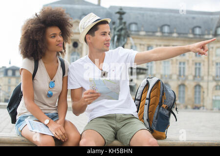 Paar Tourist mit Stadtplan Stockfoto