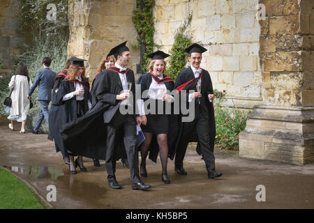 Neu graduierte Oxford-Studenten in traditionellen "Pub Fusc"-Abschluss-Downs Stockfoto