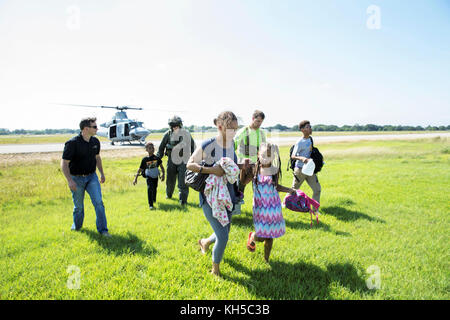 LAKE CHARLES, LA.-- Marines mit Distanz ein, Marine Light Attack Helicopter Squadron 773, 4 Marine Flugzeugflügel, Marine Reserve sorgt für eine Familie ist sicher während einer Rettungsmission von Hurrikan Harvey in Port Arthur, Texas, USA, Nov. 31, 2017 an einen sicheren Ort gebracht. Das Marine Corps Reserve ist Amerikas Expeditionary Force insgesamt in der Bereitschaft, immer die Ersten zu kämpfen, egal ob auf dem Schlachtfeld oder nationale Notfälle. (U.S. Marine Corps Foto von Cpl. Kimberly Aguirre/Freigegeben) Stockfoto