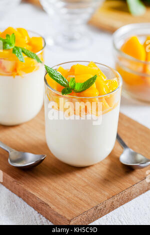 Paar Gläser mit einigen hausgemachten Dessert mit Früchten Stockfoto