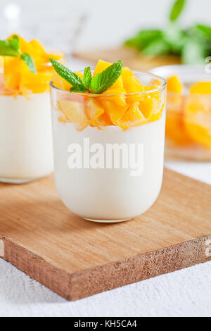 Paar Gläser mit einigen hausgemachten Dessert mit Früchten Stockfoto