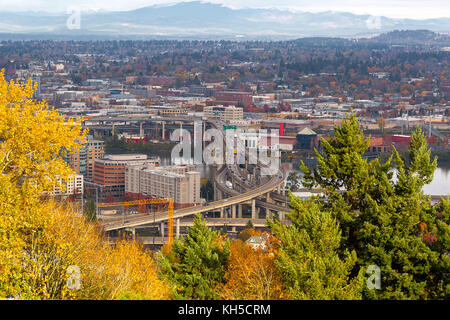 Marquam Brücke über Fluss Willamette in Portland Oregon im Herbst Saison Stockfoto