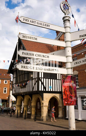 Großbritannien, England, Essex, Saffron Walden, den Marktplatz, die georgischen Rathaus mit touristenattraktion Wegweiser Stockfoto