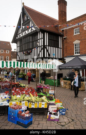 Großbritannien, England, Essex, Saffron Walden, den Marktplatz, die georgischen Rathaus am Markt Tag Stockfoto