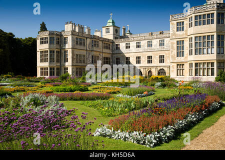 Großbritannien, England, Essex, Saffron Walden, Audley End House aus dem Parterre Garten Stockfoto