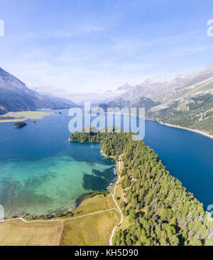 Kanton Graubünden, Schweiz - Panorama blick auf den Silser See und die Schweizer Alpen, Luftaufnahme im Engadin Stockfoto