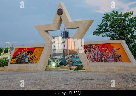 LUANDA, ANGOLA - 28. APRIL 2014: Bürgerkrieg Memorial, die angolanischen Flagge und Soldaten in Fortaleza de Sao Miguel Stockfoto