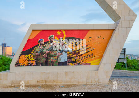 LUANDA, ANGOLA - 28. APRIL 2014: Bürgerkrieg Memorial, die angolanischen Flagge und Soldaten in Fortaleza de Sao Miguel Stockfoto