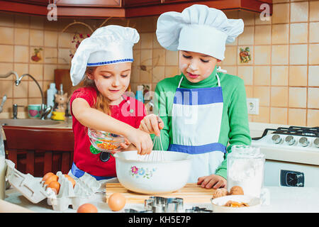 glückliche Familie lustige Kinder bereiten den Teig, Backen Plätzchen in der Küche Stockfoto