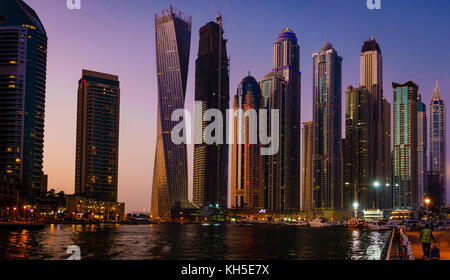 Panoramablick auf Dubai Marina in den Vereinigten Arabischen Emiraten bei Nacht Stockfoto