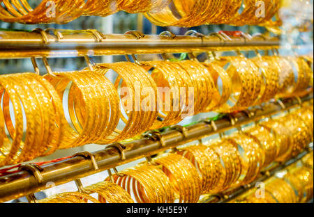 Schmuck im Schaufenster an der Dubai Gold Souk Stockfoto