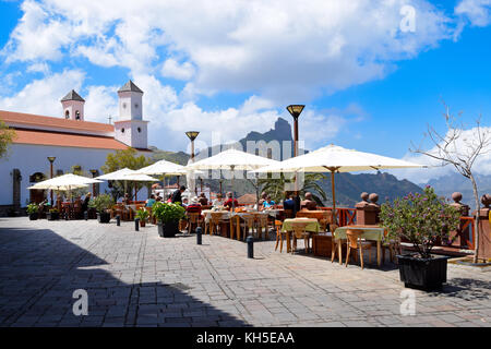 GRAN CANARIA, SPANIEN - 20. MÄRZ 2017: Restaurant im Freien vor der Kirche Nuestra Senora del Socorro in Tejeda. Stockfoto