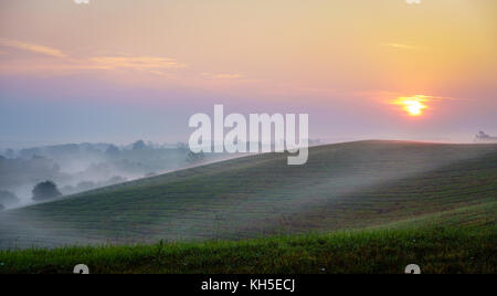 Schönen Sonnenaufgang über die Hügel des Central Kentucky Stockfoto