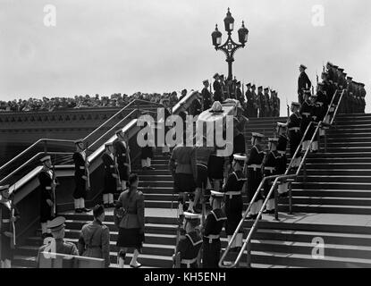 Die Menschenmassen auf der Westminster Bridge beobachten, wie der fahnendrapierte Sarg von Lord Wavell vom Start der Armee am Westminster Pier getragen wird. Stockfoto