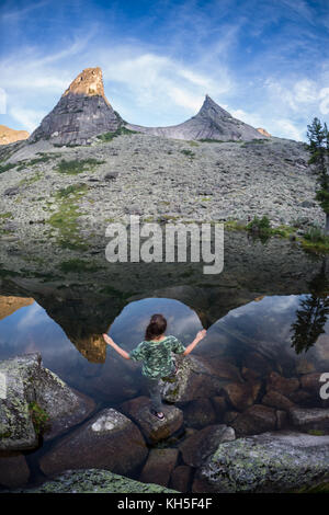 Die spektakuläre Aussicht auf den See Künstler eine der am meisten fotografierten See in ergaki, Russland, worin sich die majestätischen Berge Stockfoto