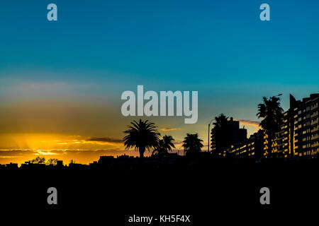 Urban Sunset silhouette Szene in Montevideo, Uruguay Stockfoto